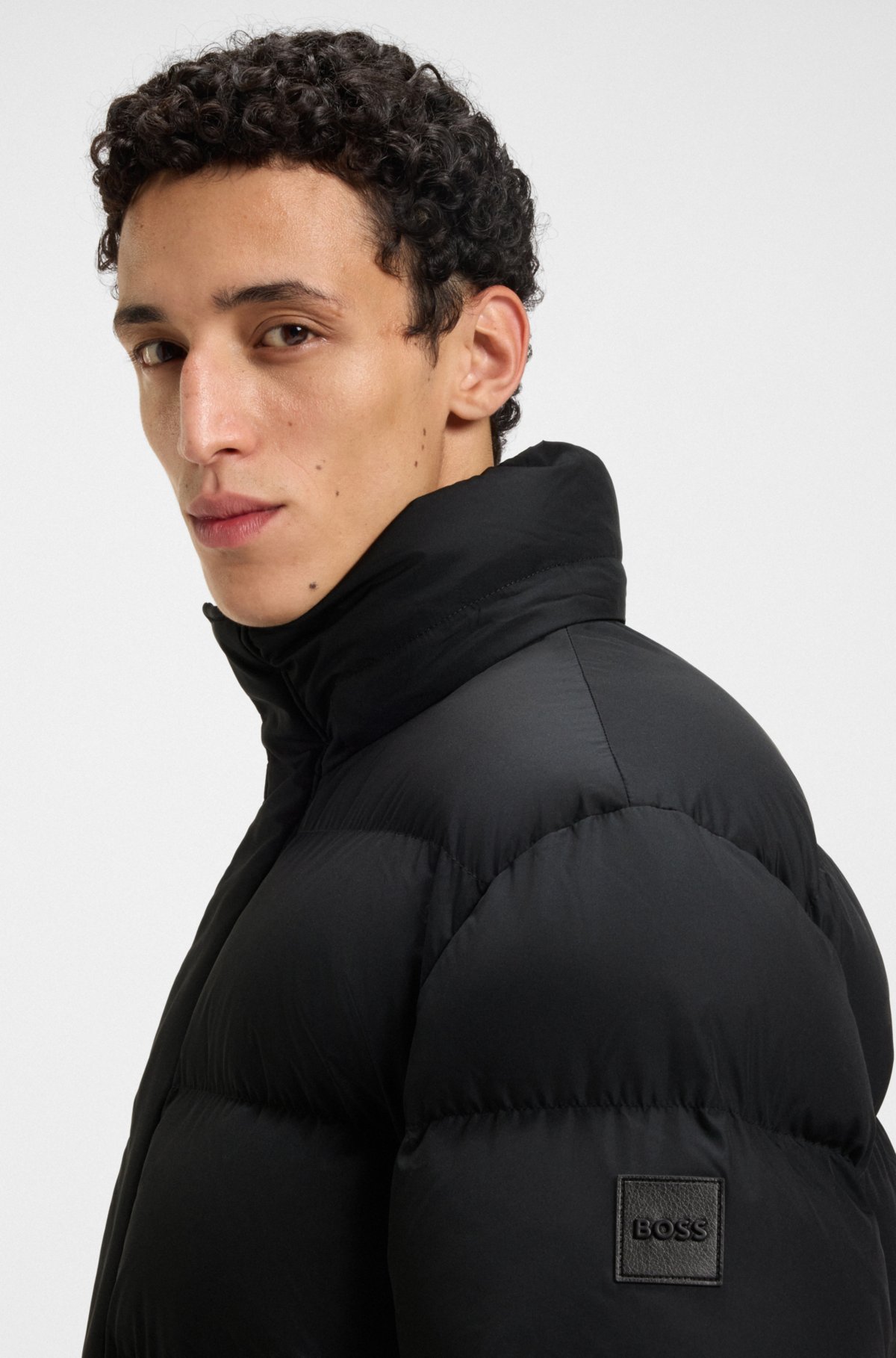 Giacca con distintivo logo e finitura idrorepellente