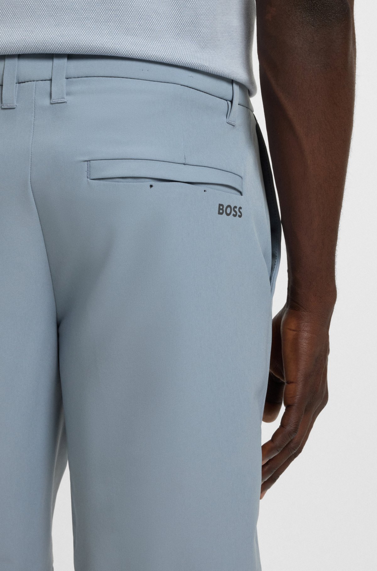 Shorts a taglio slim in tessuto elastico idrorepellente