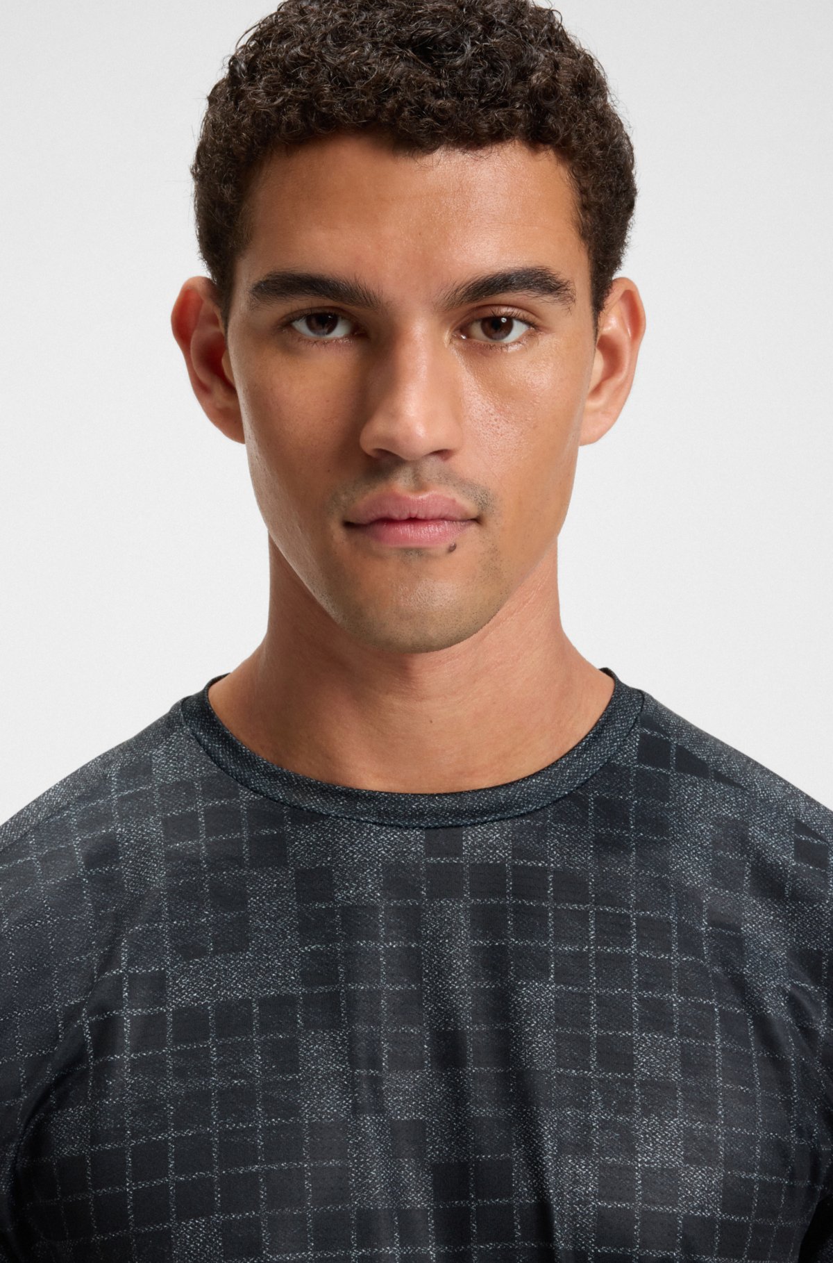 T-shirt in mesh elasticizzato con vestibilità aderente e stampa a tinta unita