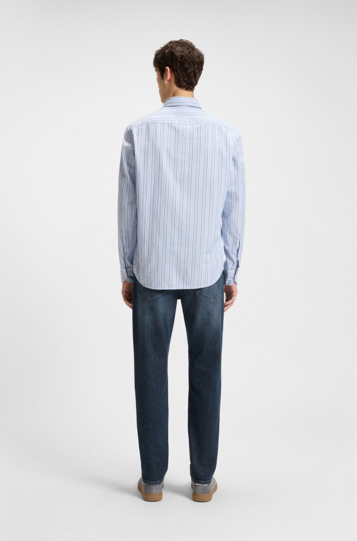 Jeans blu con taglio a punta in denim elasticizzato per comfort
