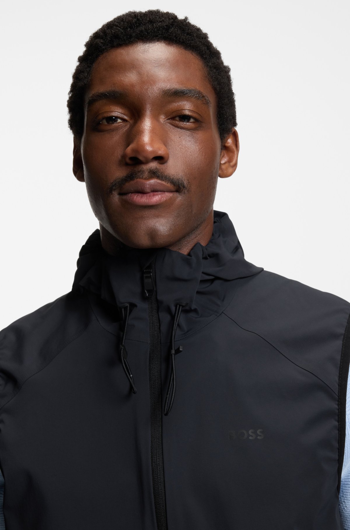 Gilet con cappuccio idrorepellente in struttura micro-waffle