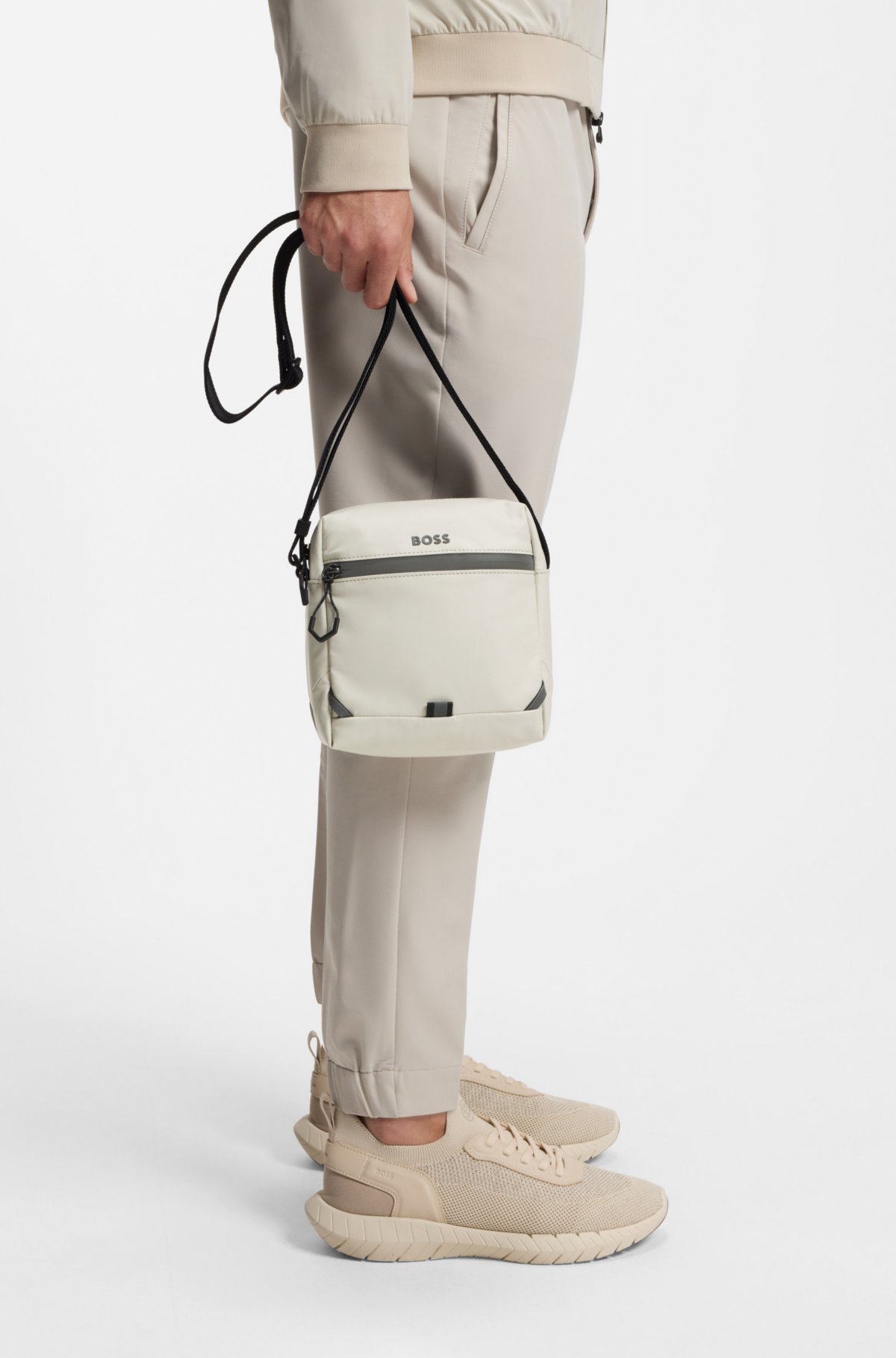 Borsa reporter con dettagli riflettenti in pelle sintetica