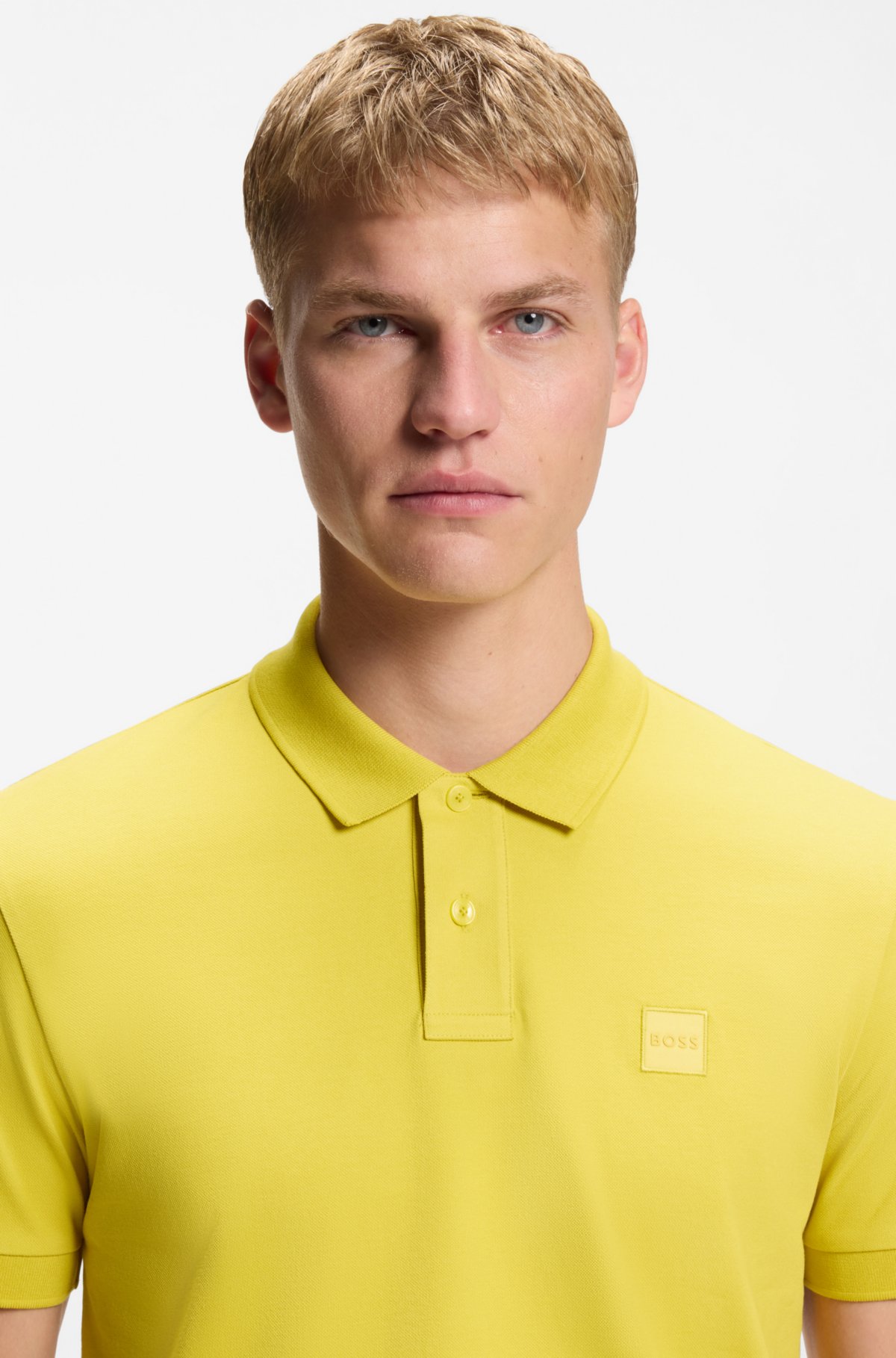 Maglia polo aderente in cotone elasticizzato con patch logo