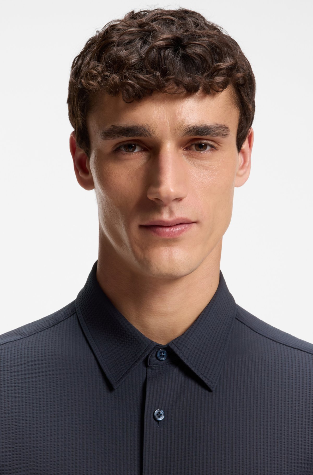 Camicia a vestibilità aderente in seersucker con elasticità prestazionale italiana