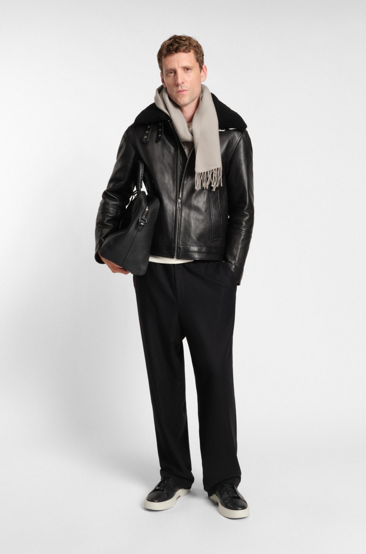 Sciarpa in lana con patch logo in pelle sintetica