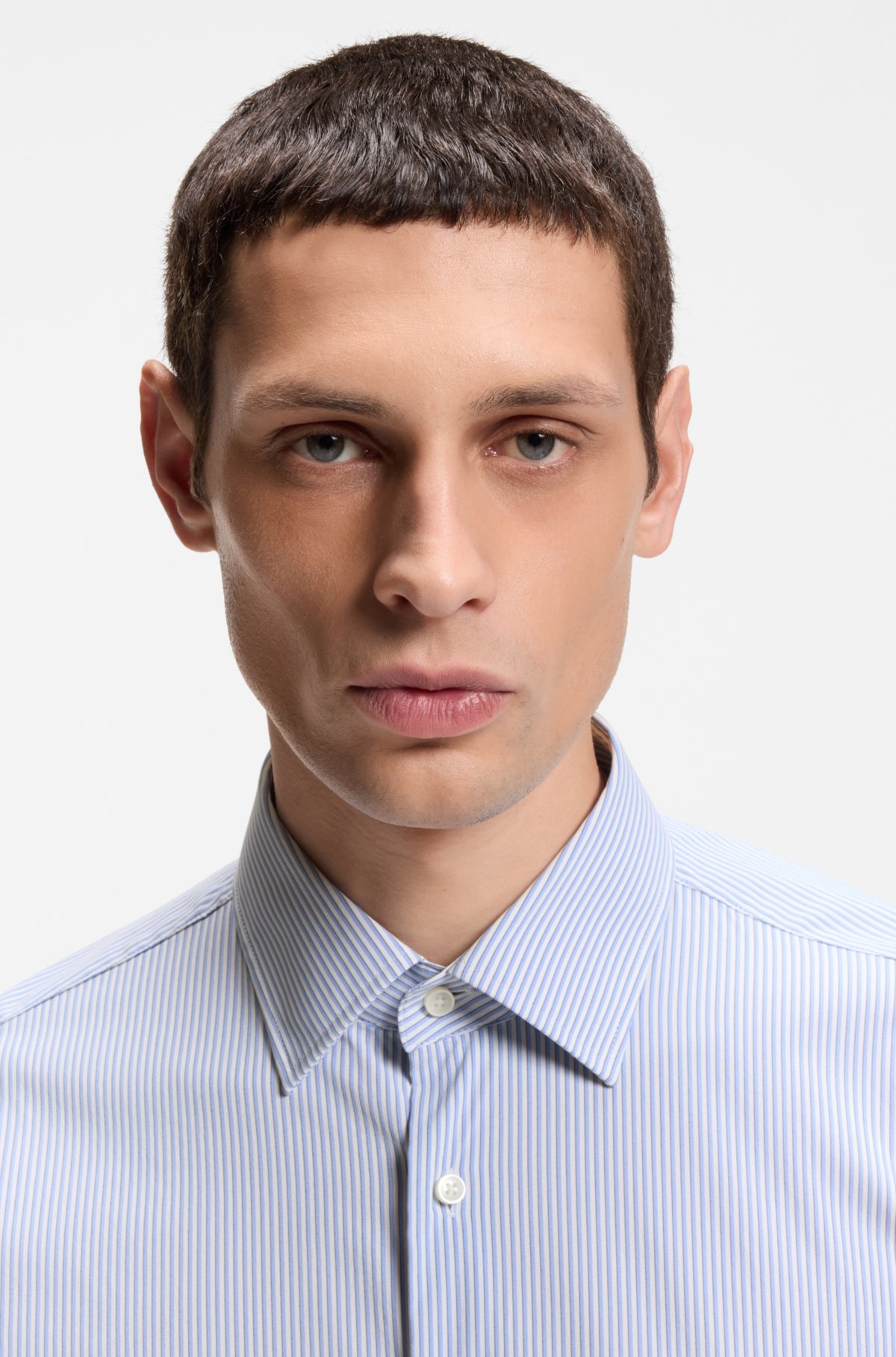 Camicia a righe con vestibilità regolare in tessuto elasticizzato prestazionale