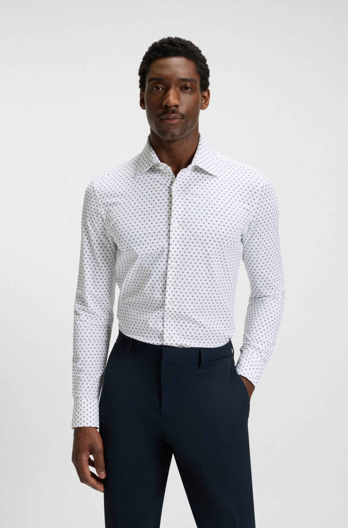 Camicia a vestibilità aderente in tessuto prestazionale stretch made in Italy