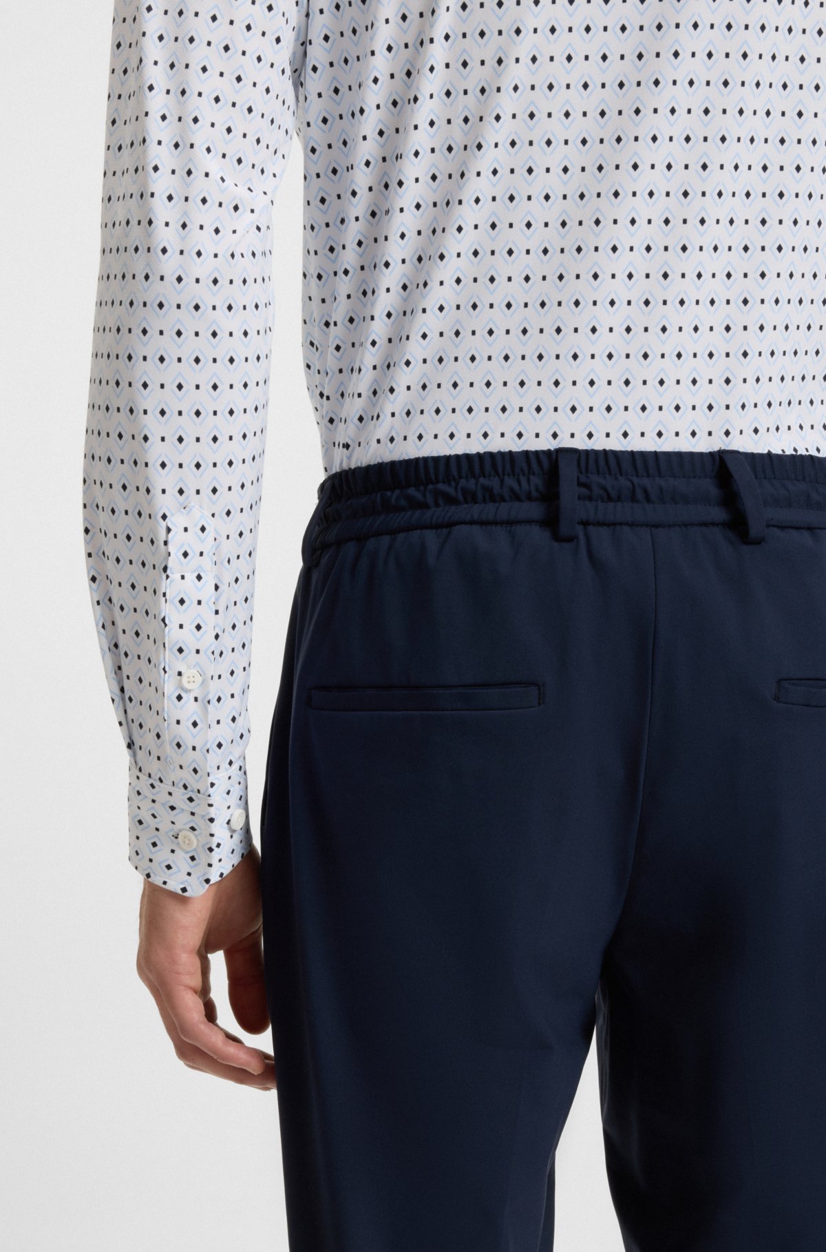 Camicia aderente stampata in jersey di prestazione italiana