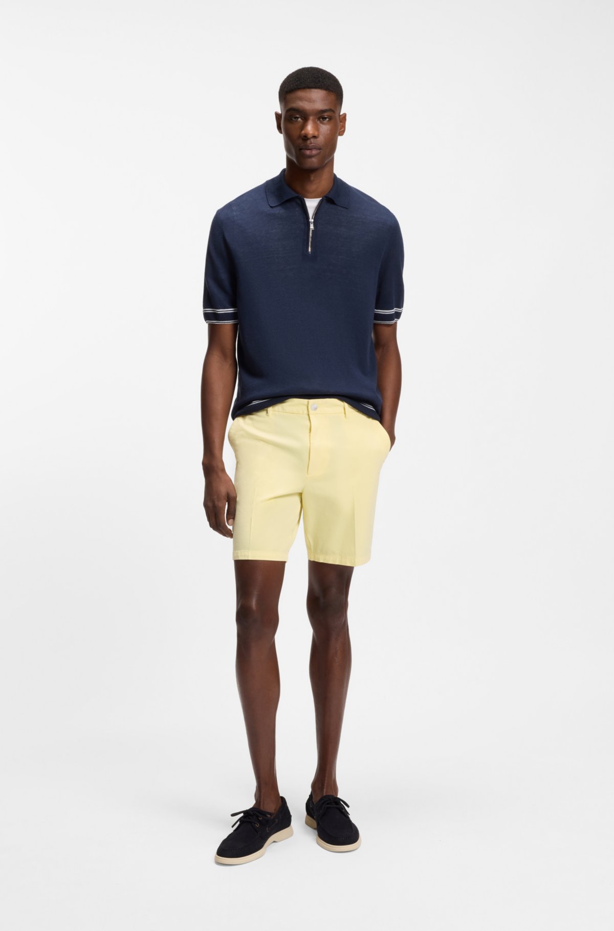 Pantaloni corti con taglio moderno in twill di cotone elasticizzato