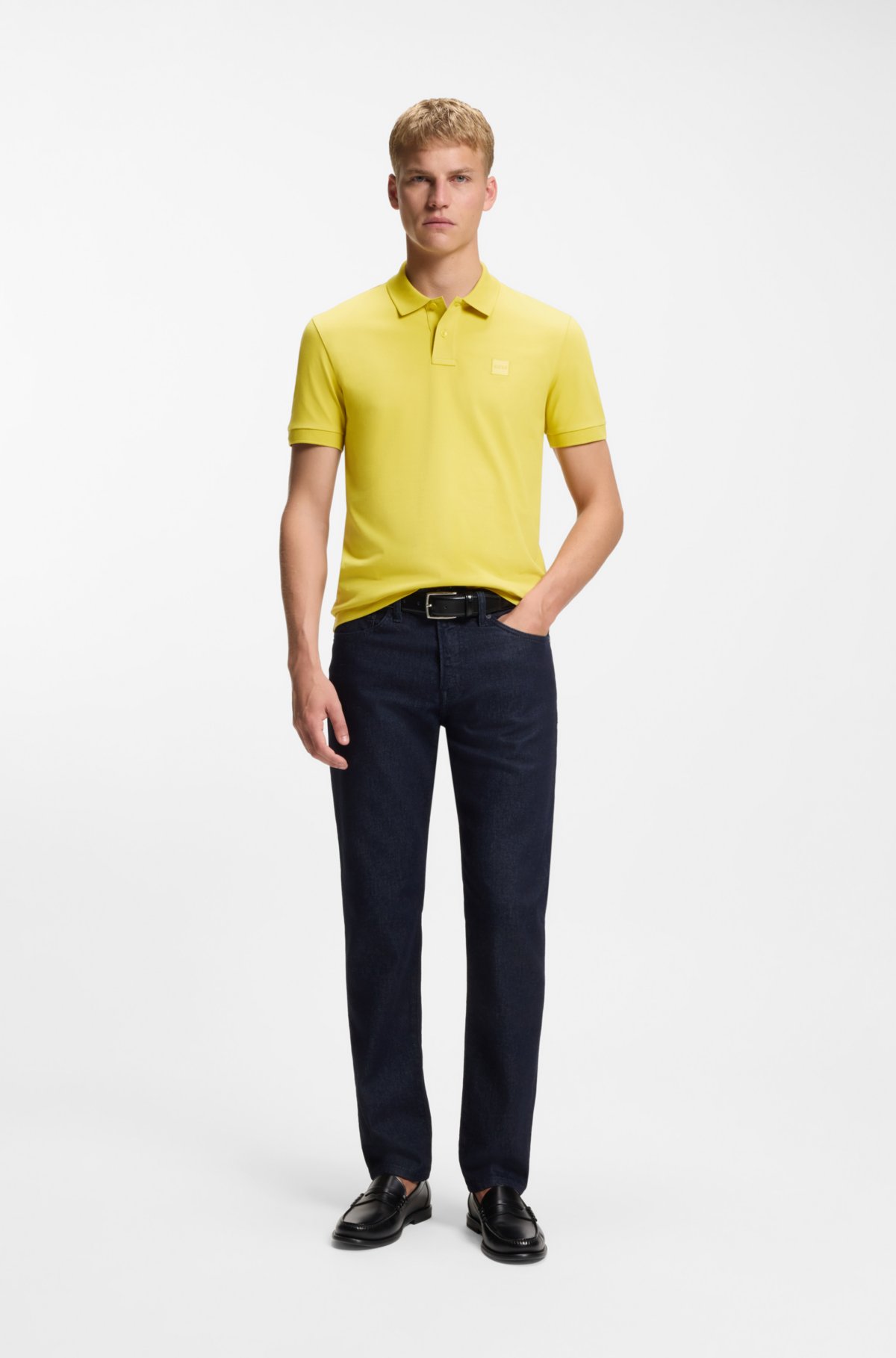 Maglia polo aderente in cotone elasticizzato con patch logo