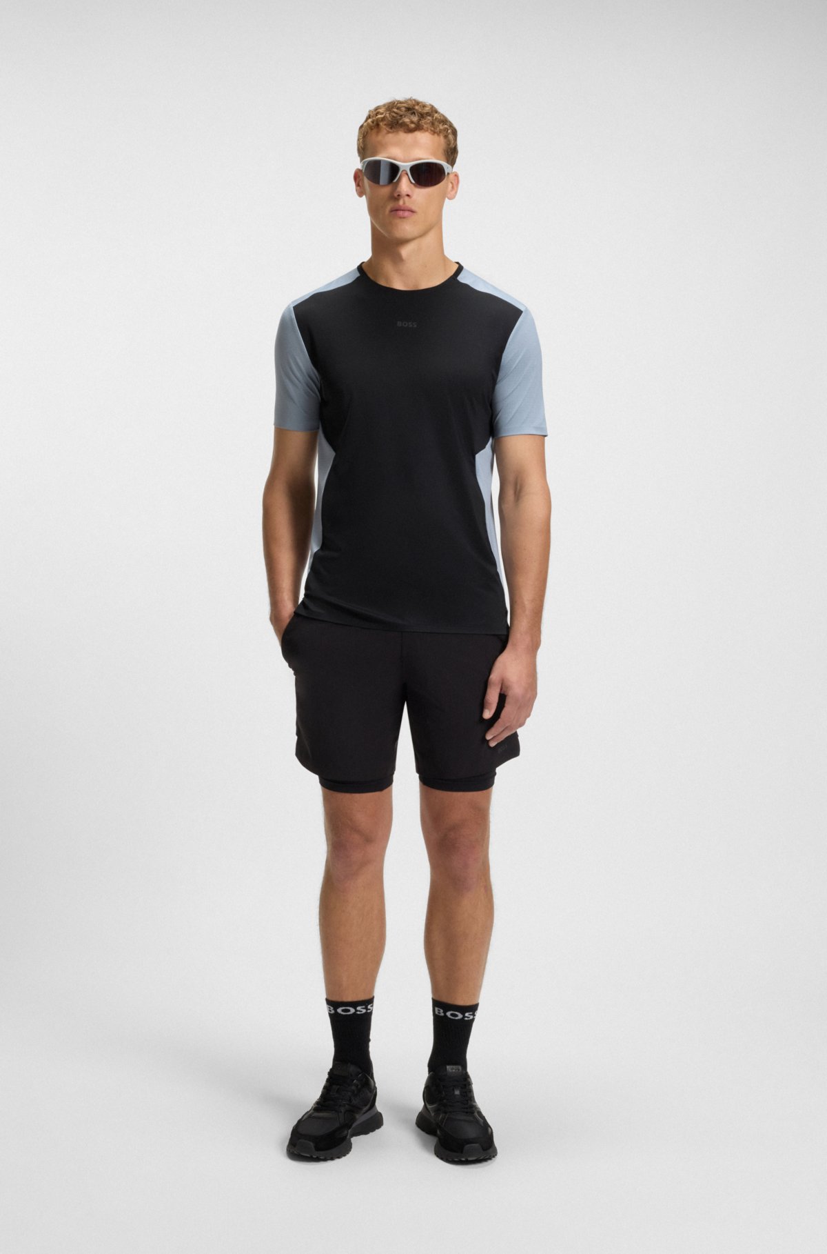 T-shirt in maglia a rete con dettagli riflettenti decorativi