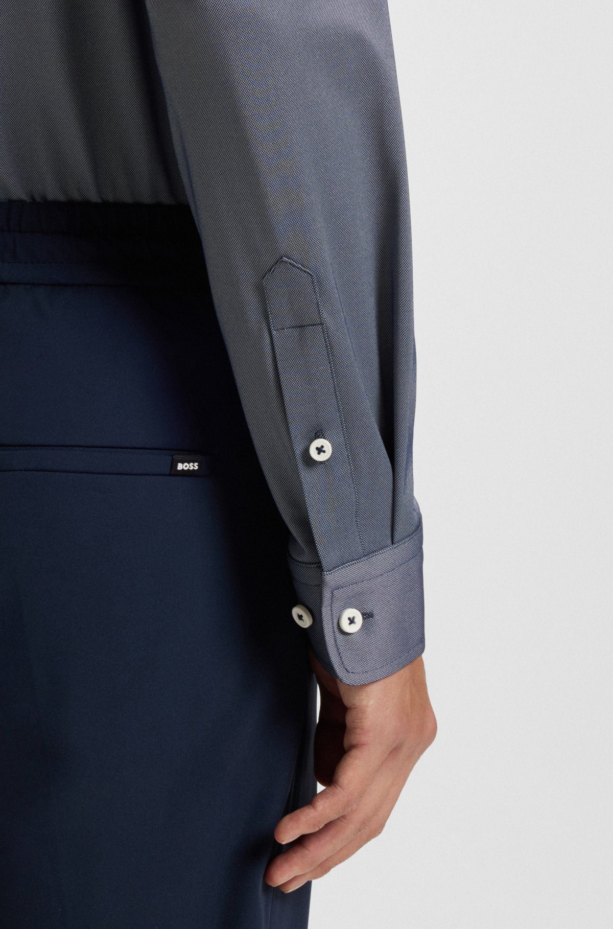 Camicia aderente in tessuto tecnico elasticizzato
