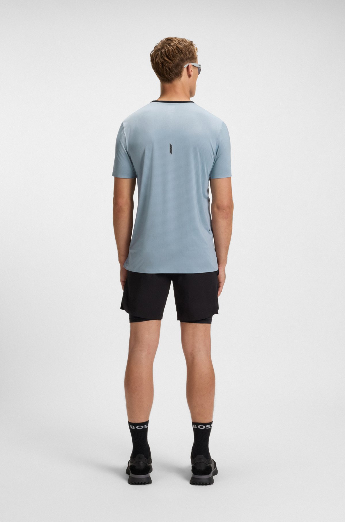 T-shirt in maglia a rete con dettagli riflettenti decorativi