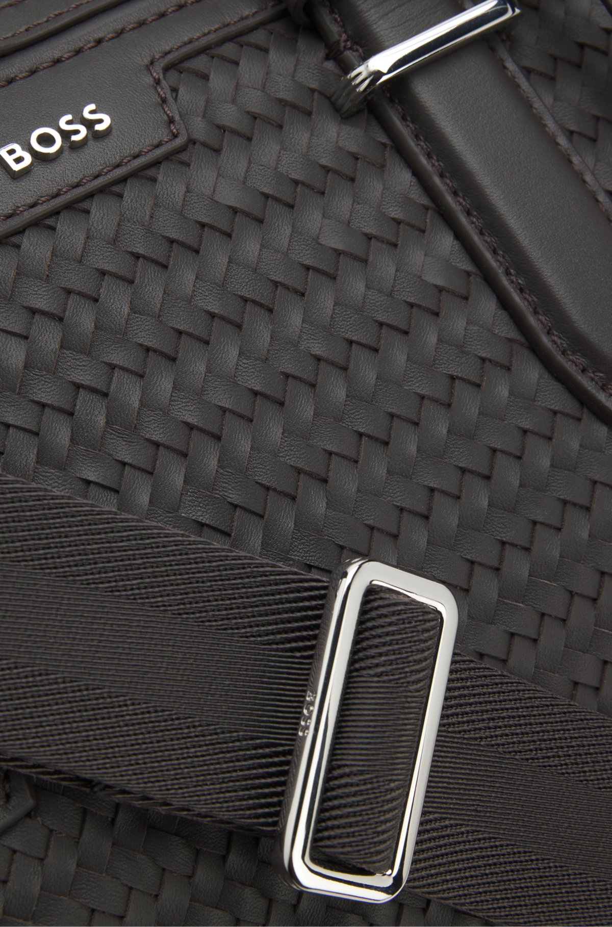 Borsa portatile in pelle intrecciata con logo tono argento