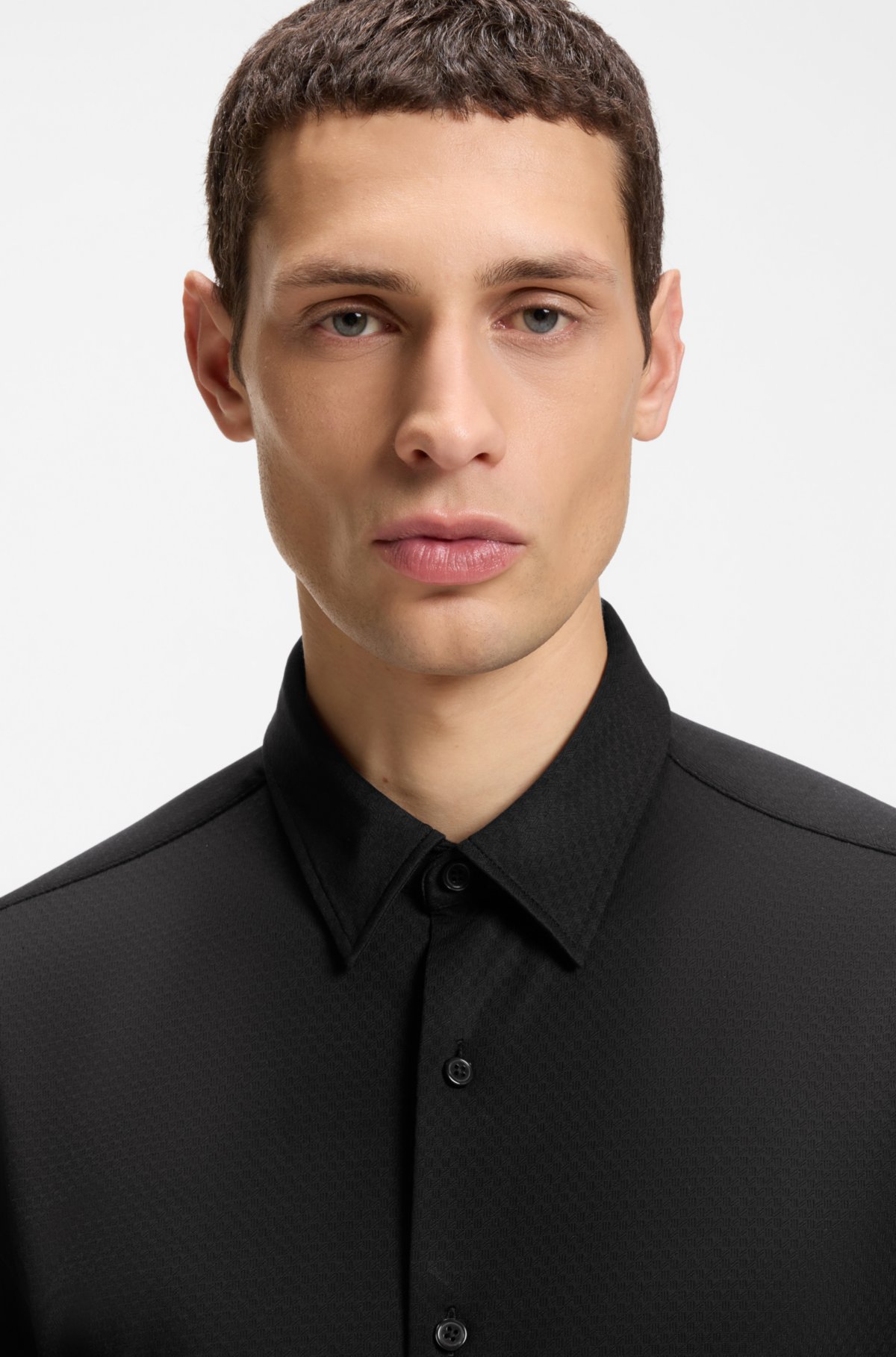 Camicia aderente in jersey strutturato con prestazioni elastiche