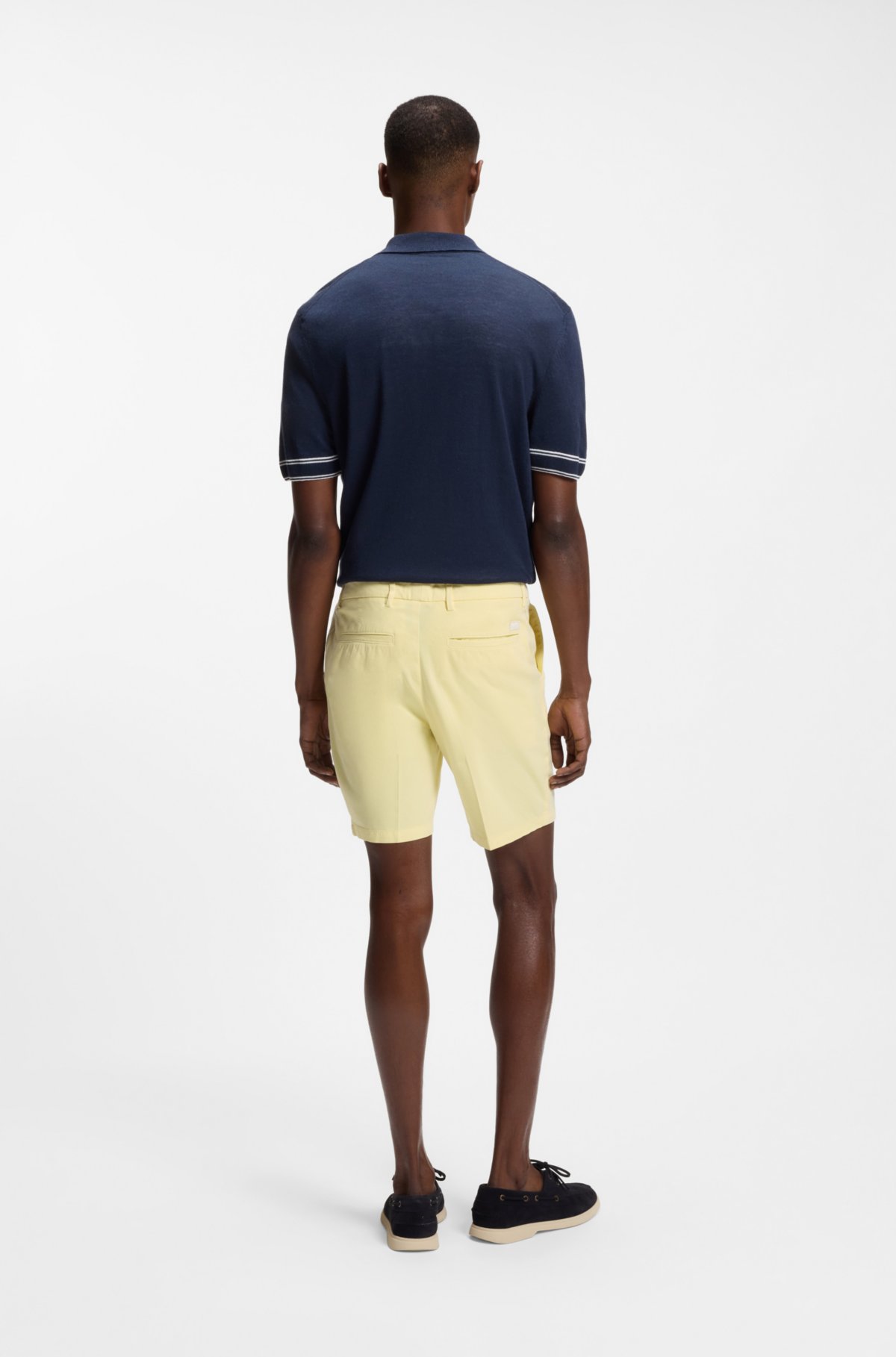 Pantaloni corti con taglio moderno in twill di cotone elasticizzato