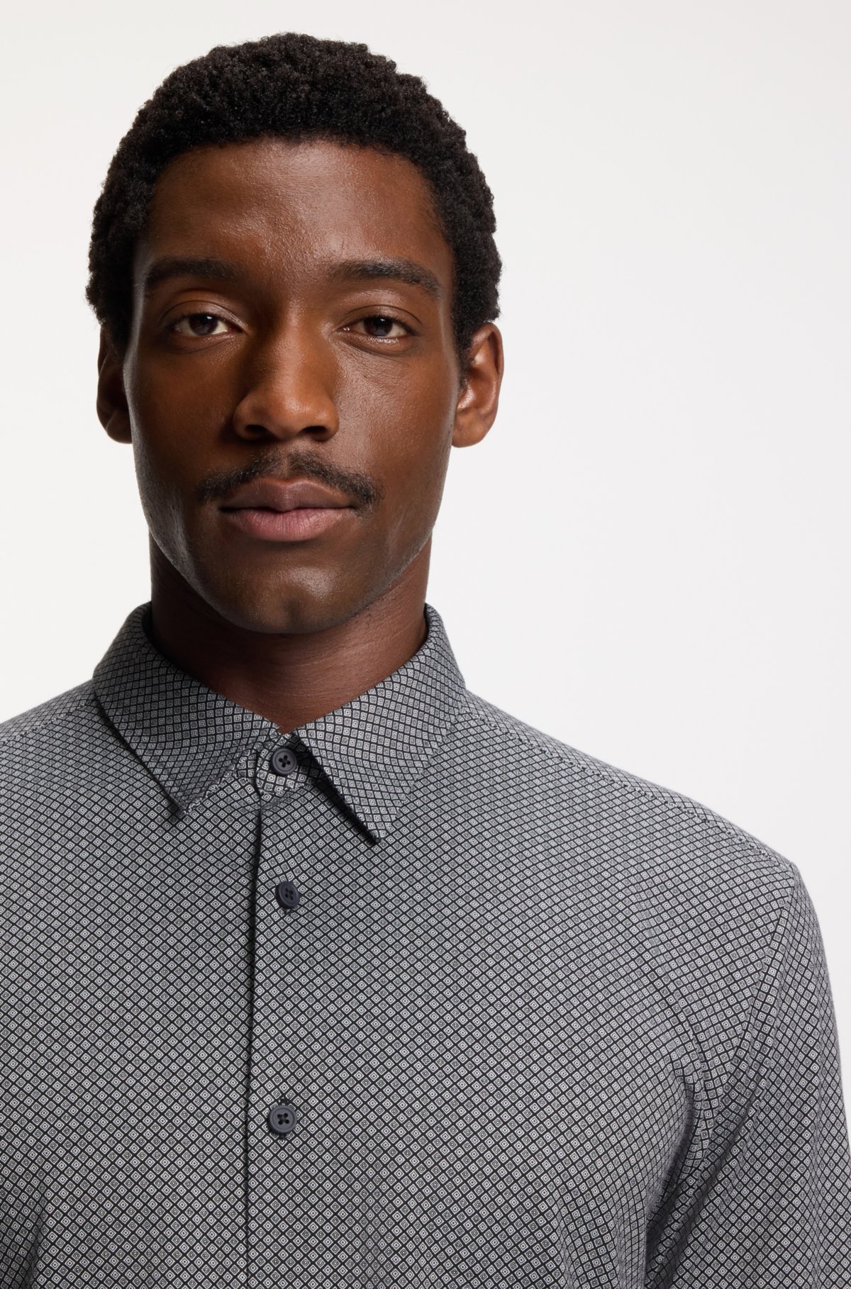 Camicia a righe con taglio slim in tessuto flessibile