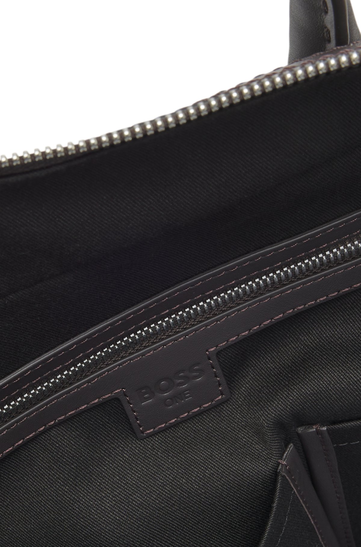 Borsa portatile in pelle intrecciata con logo tono argento